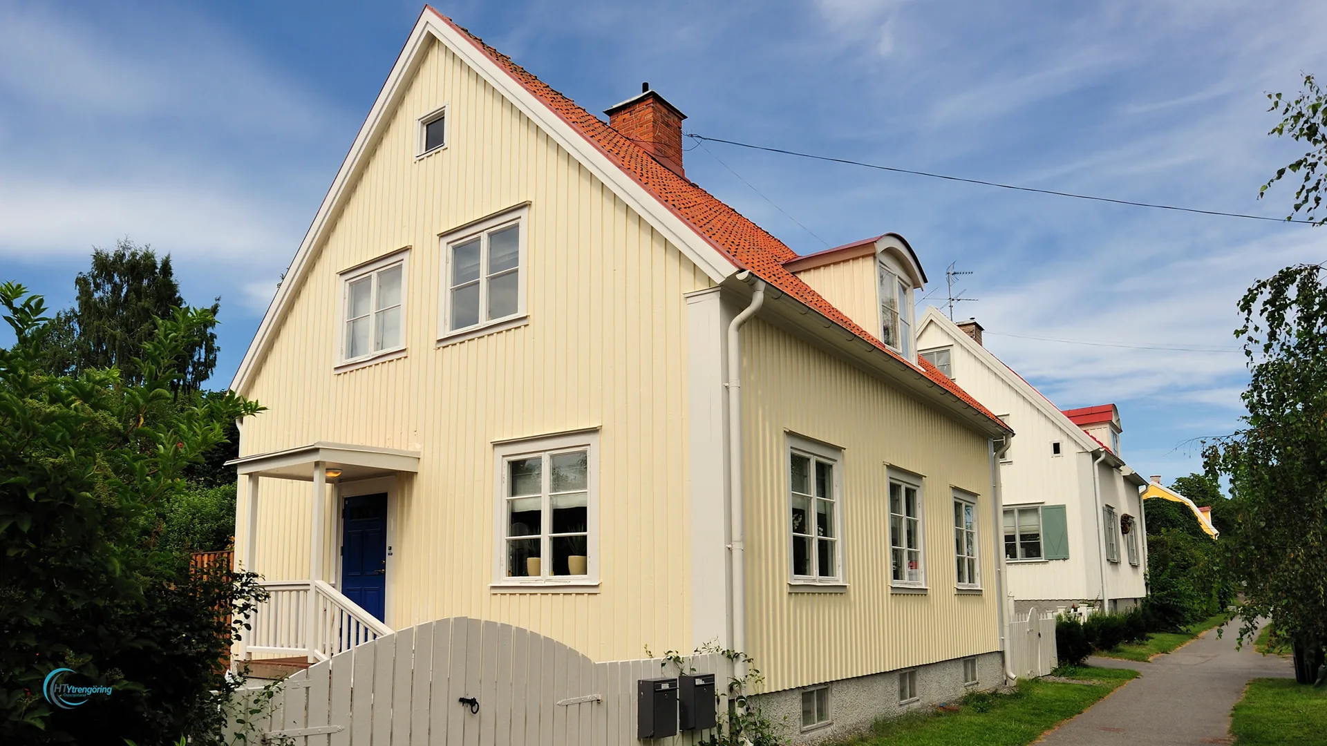 Ljus putsfasad på ett hus, från HT Ytrengörings bildmaterial